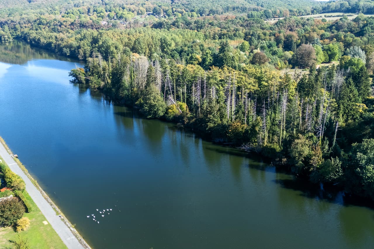 De Maas van bovenaf, met het pad langs het water
