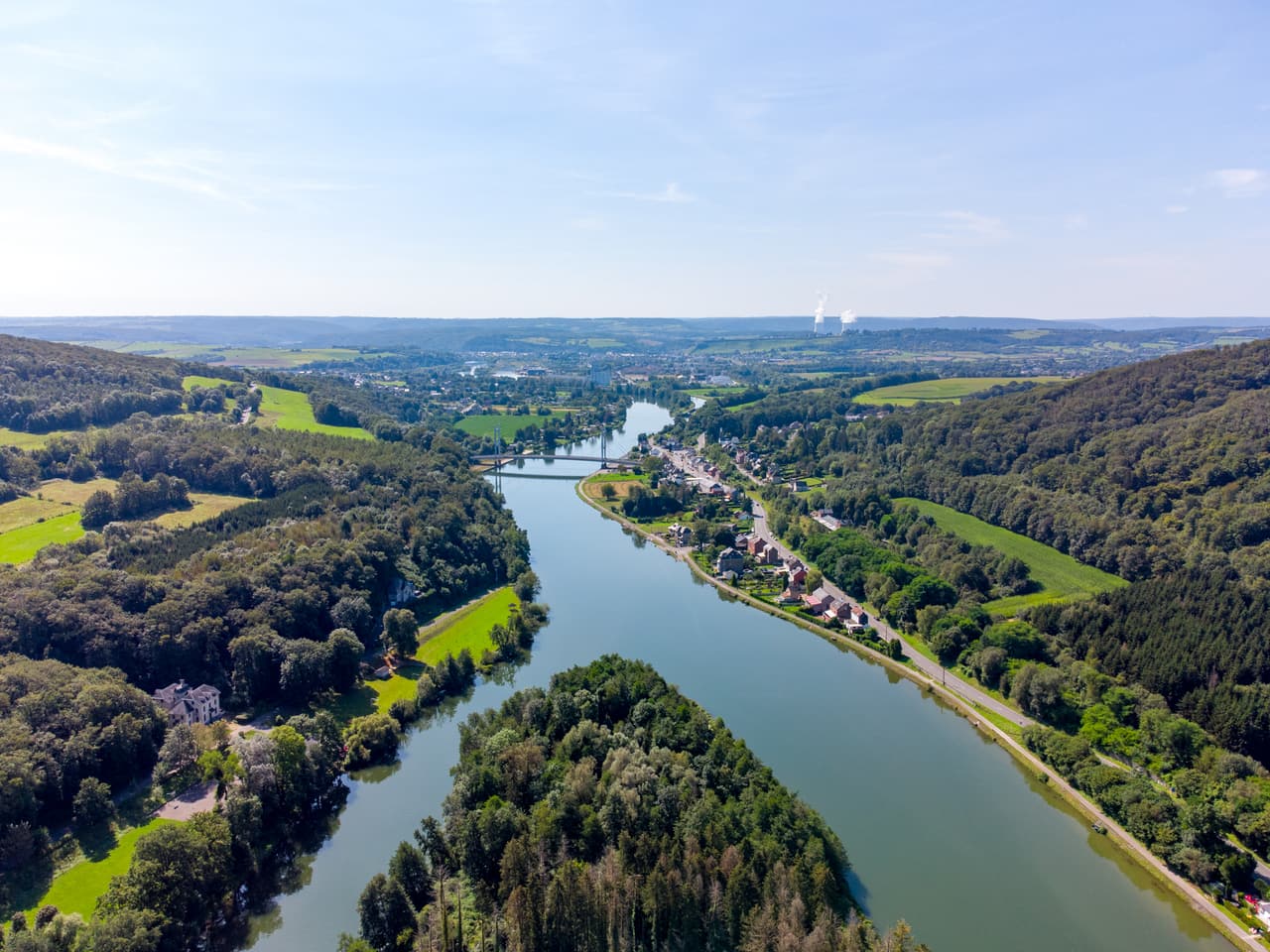 Het Maasdal van bovenaf, met zijn meanders, eilanden en bossen
