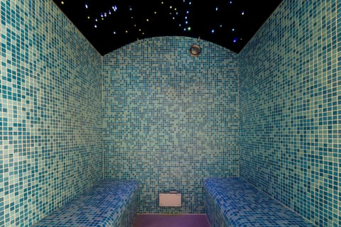 Hammam in blauwgroen mozaïek, met een sterrenhemel
